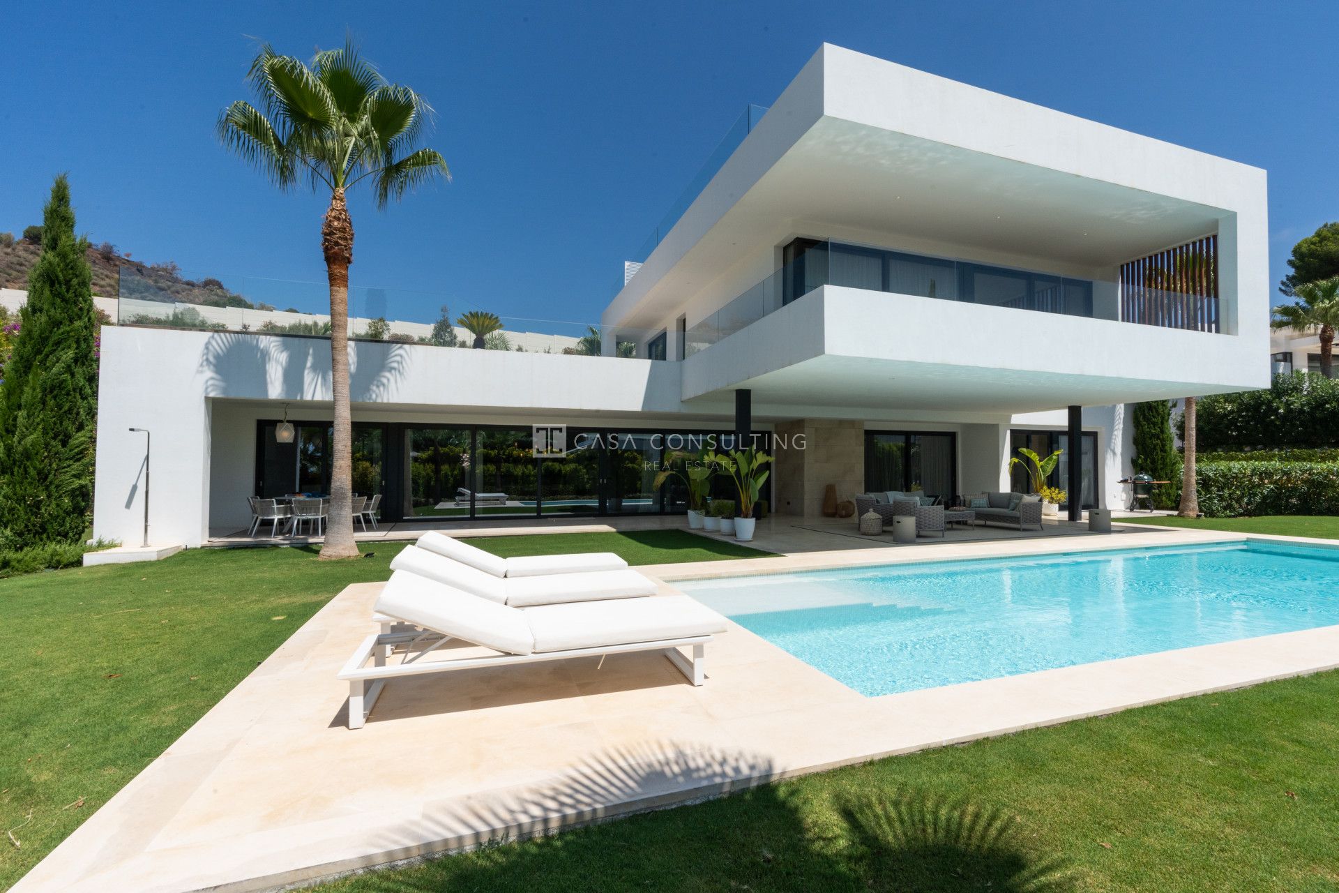 Magnificent modern villa situated in gated community in Nueva Andalucia 