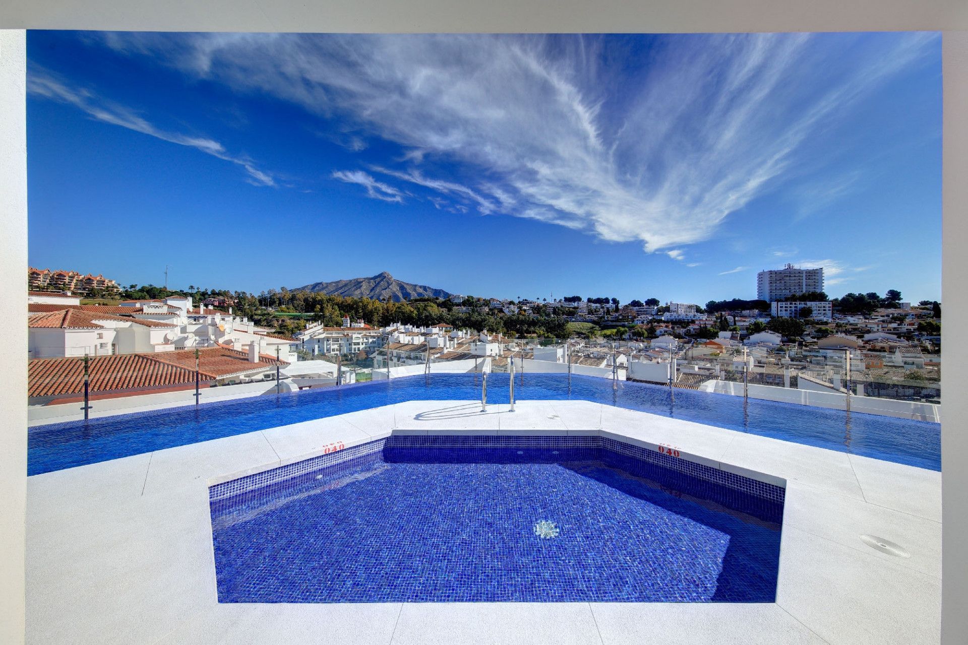 Elegant apartment for sale at Nueva Andalucia, Costa del Sol