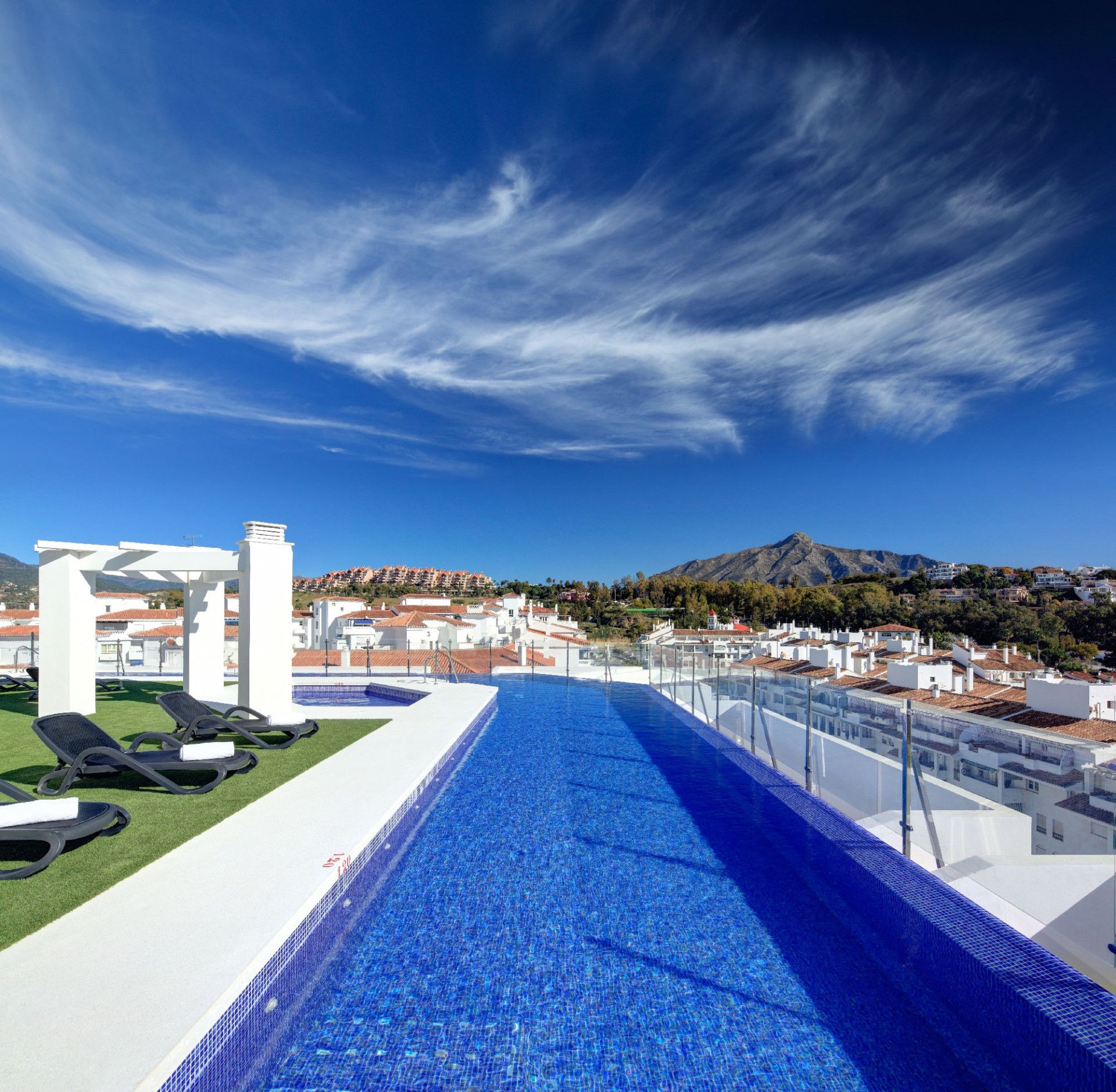 Elegant apartment for sale at Nueva Andalucia, Costa del Sol