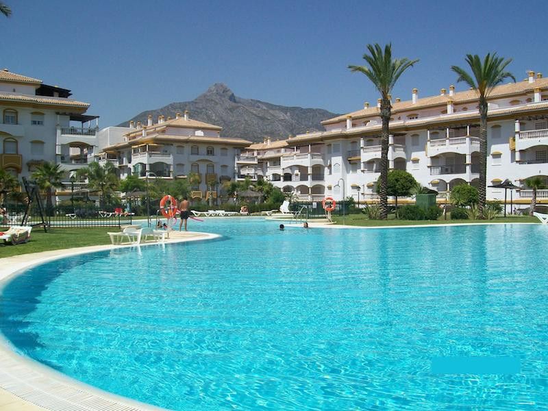 Excelente bajo  en una prestigiosa urbanización de Puerto Banús, Costa del Sol