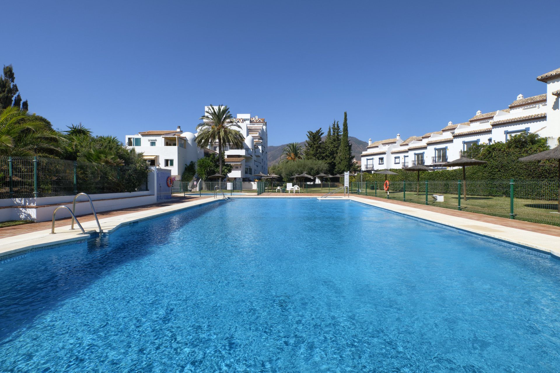 Duplex penthouse on the beachfront in Estepona