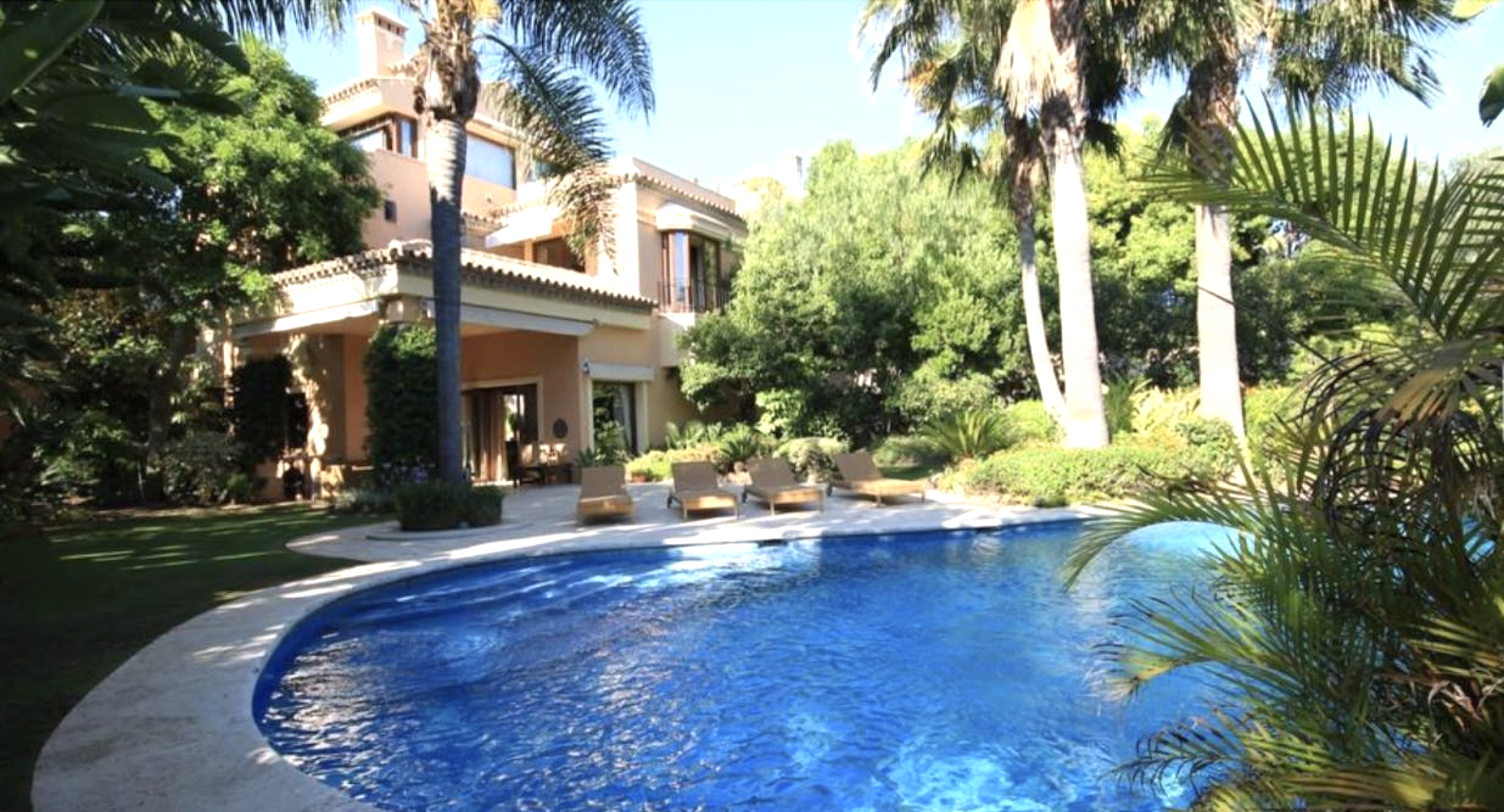 Luxury villa in Puente Romano.