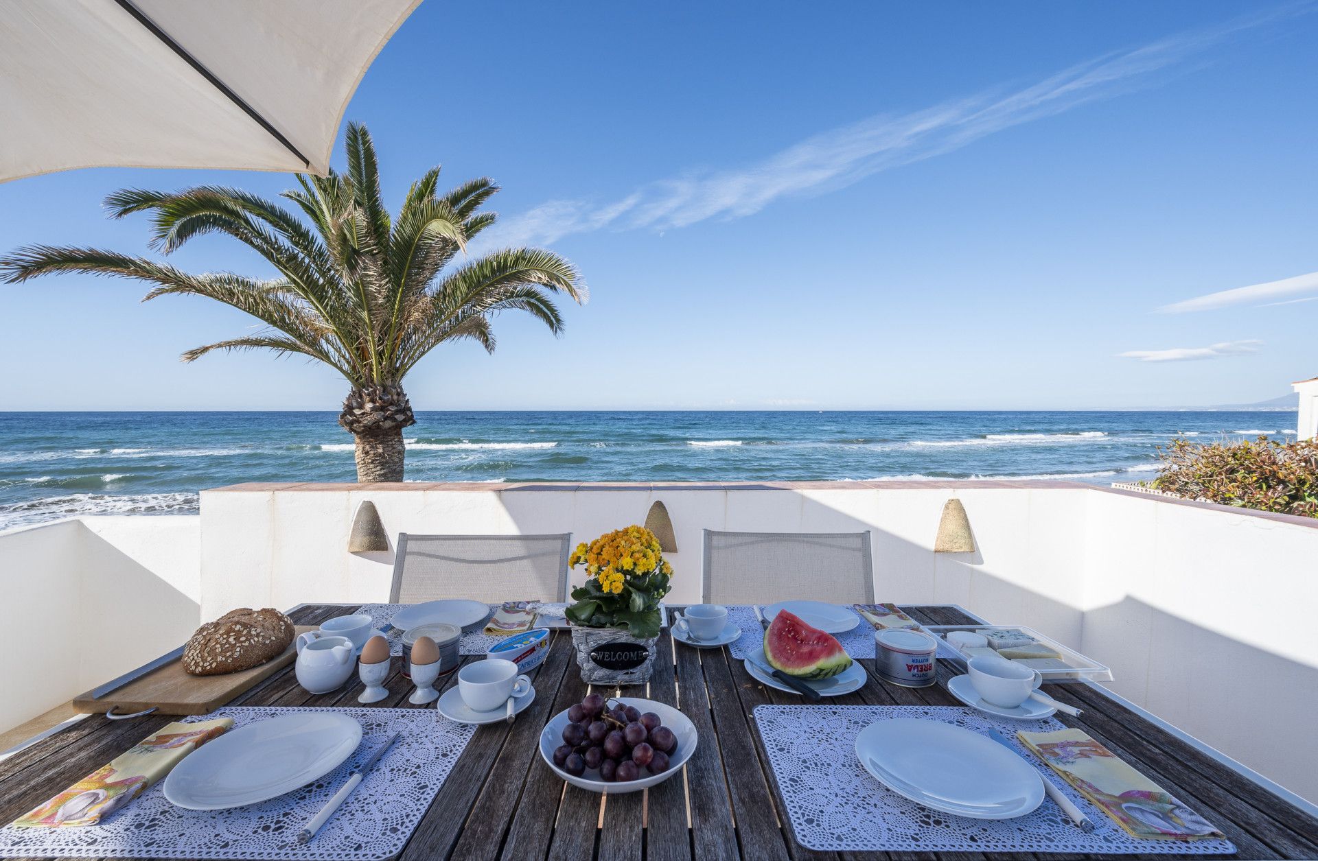 Excelente villa tranquila  en primera línea de playa en Vistamar Costabella Marbella