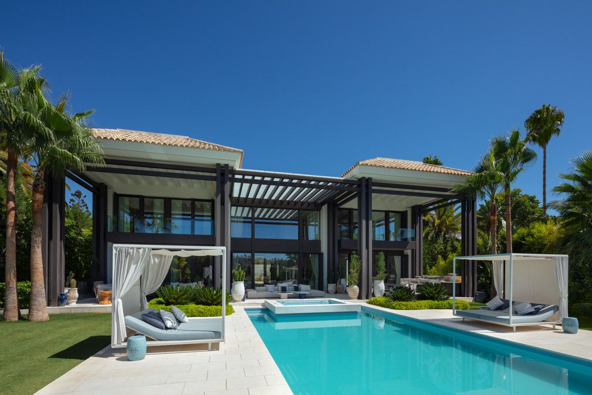 CUTTING-EDGE MANSION IN LA CERQUILLA