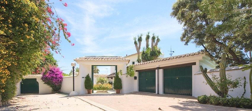 Magnificent villa in Benalmadena with a large plot of land