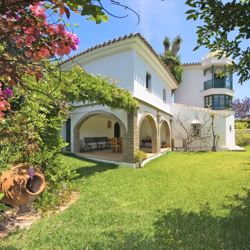 Magnificent villa in Benalmadena with a large plot of land