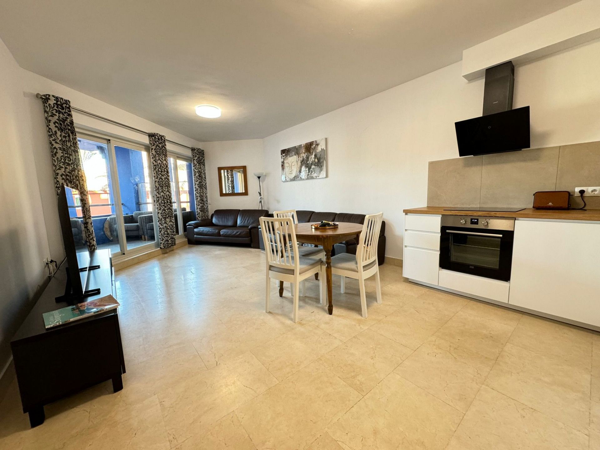 Spacious renovated 3 bedrooms apartment located in beautiful Sotogrande Port