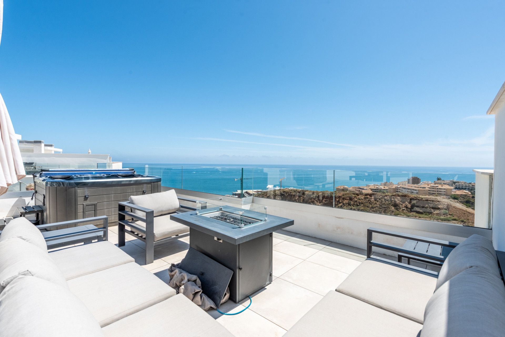 Modern penthouse with breath-taking views. Located in the lower part of Higueron, close to the beach and amenities.