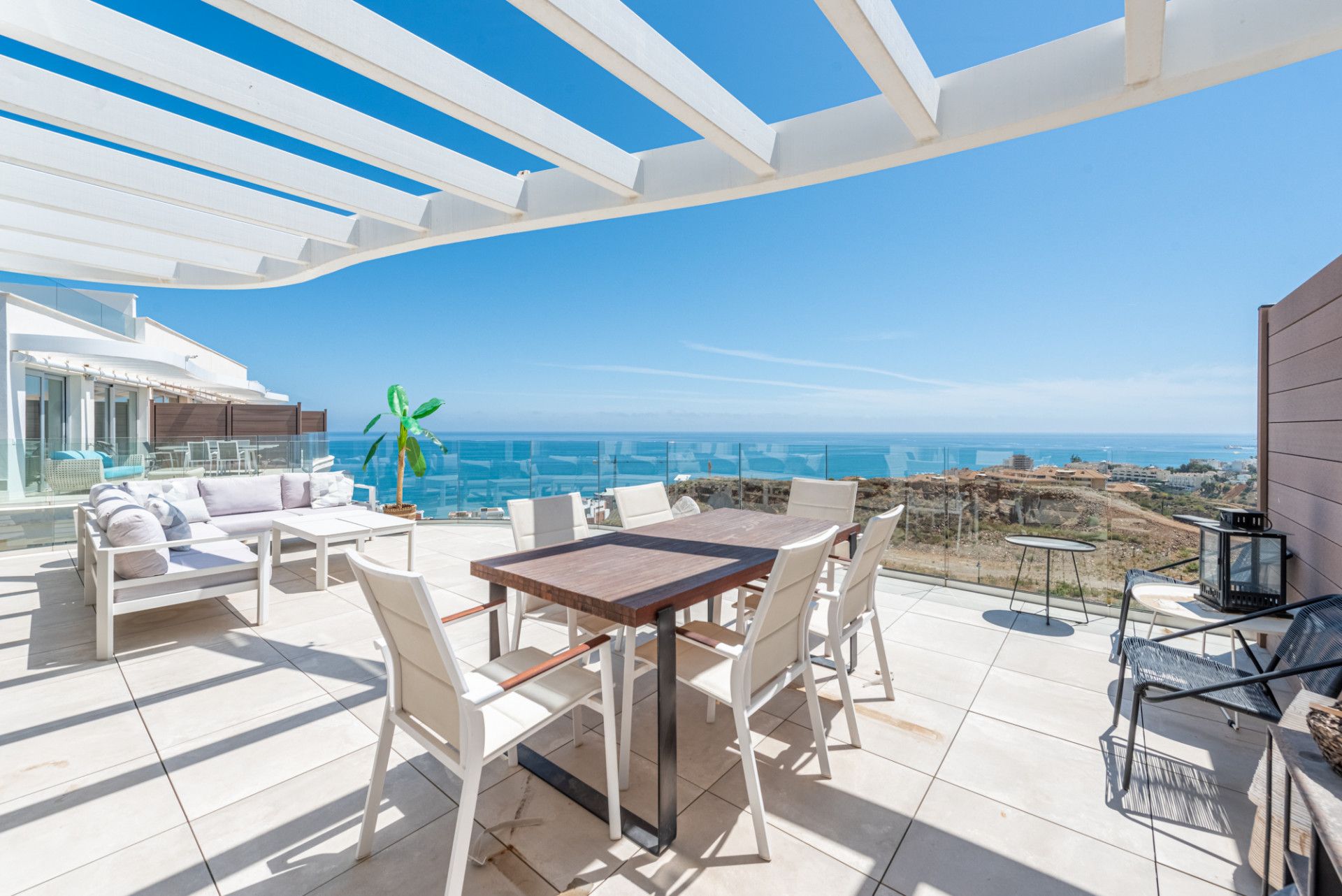 Modern penthouse with breath-taking views. Located in the lower part of Higueron, close to the beach and amenities.