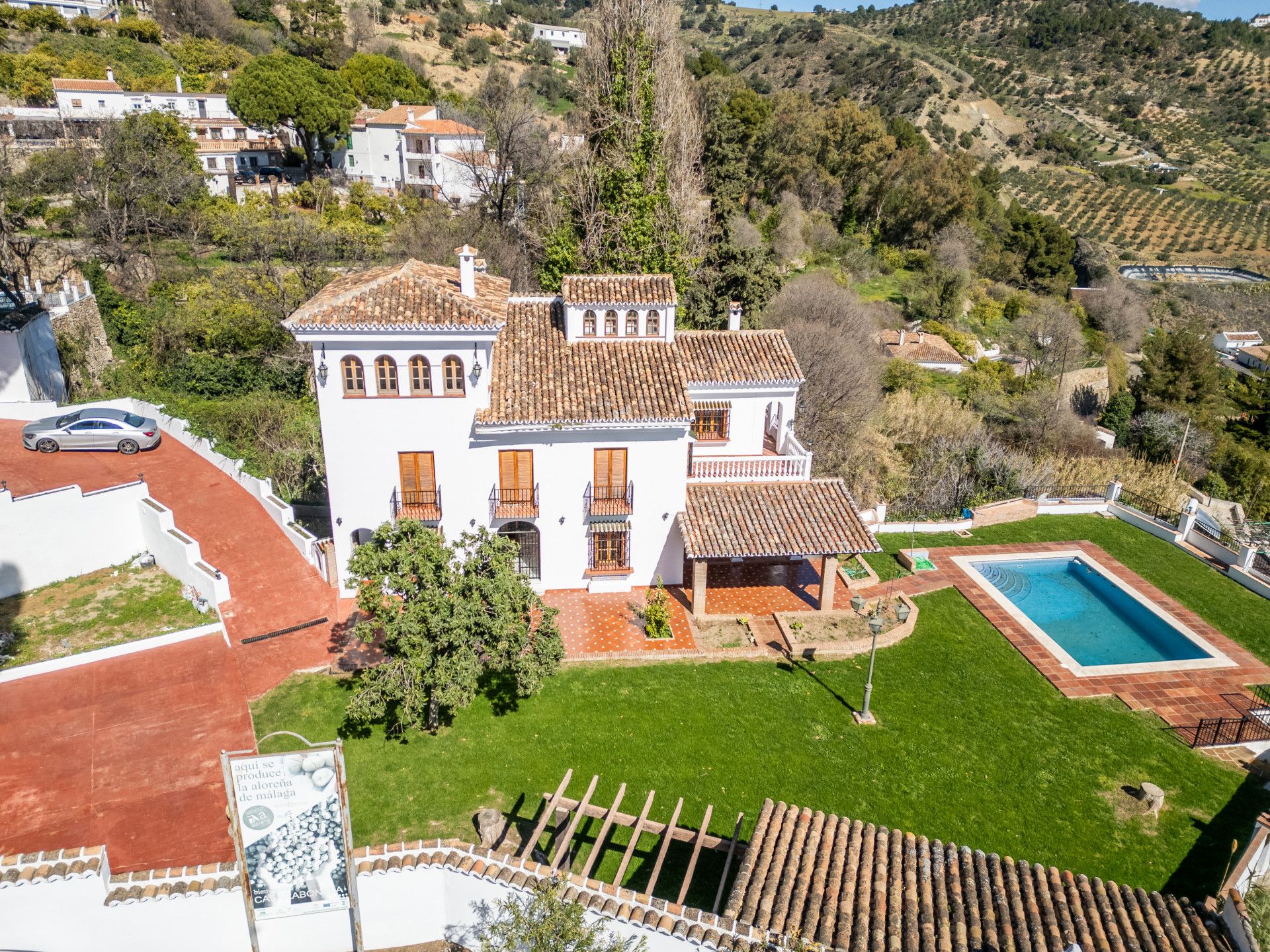 Esplendor Andaluz Cortijo de Ensueño con Vistas Inmejorables