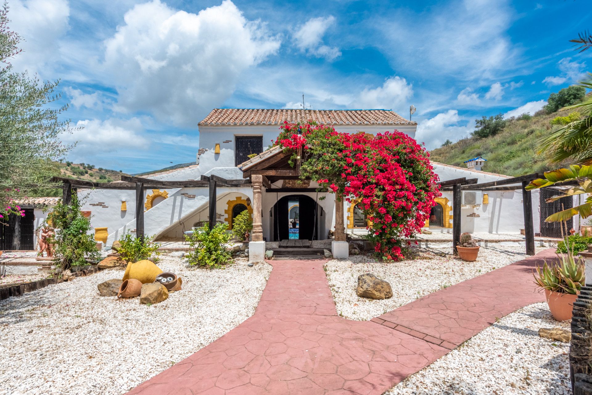 Bienvenido a esta excepcional propiedad en la encantadora zona de Lomas del Flamenco.