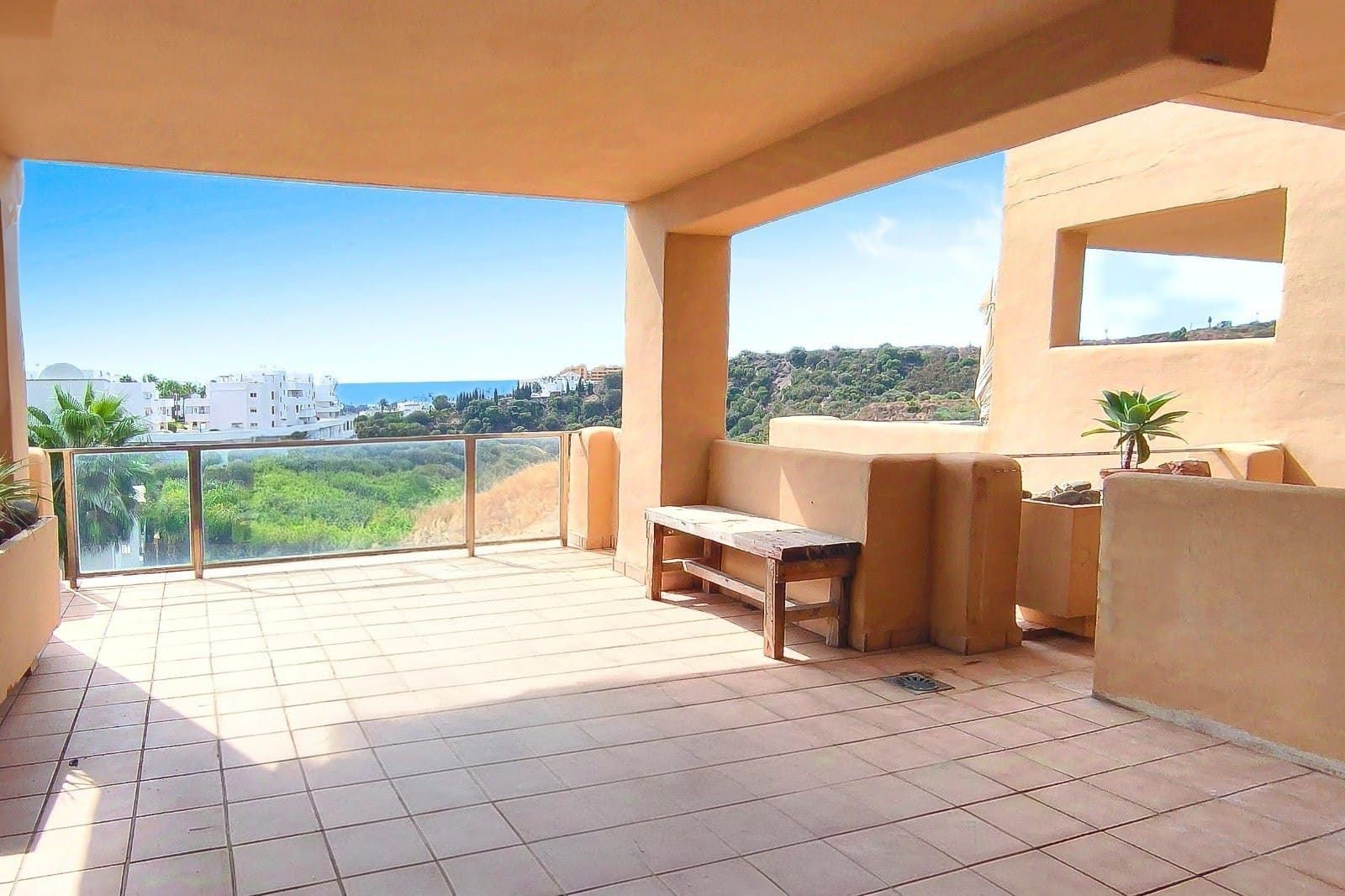 Espacioso apartamento de tres dormitorios con orientación sur en la comunidad cerrada La Resina Golf, Estepona