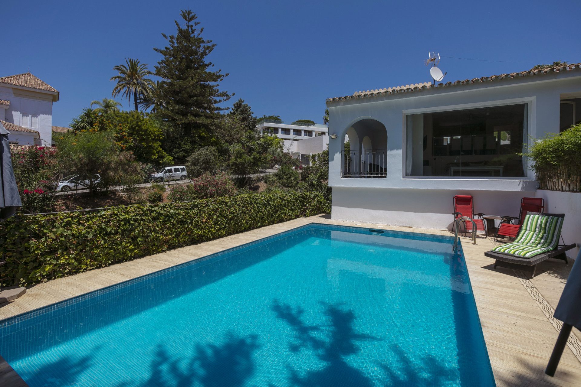 Fantastic four bedroom south west facing villa, located in a very quiet street with very good views to the sea and mountains, in El Rosario, Marbella.