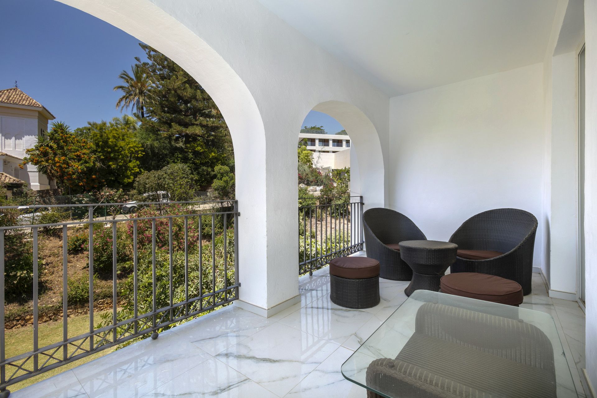 Fantástica villa de cuatro dormitorios con orientación suroeste, ubicada en una calle muy tranquila con muy buenas vistas al mar ya la montaña, en El Rosario, Marbella