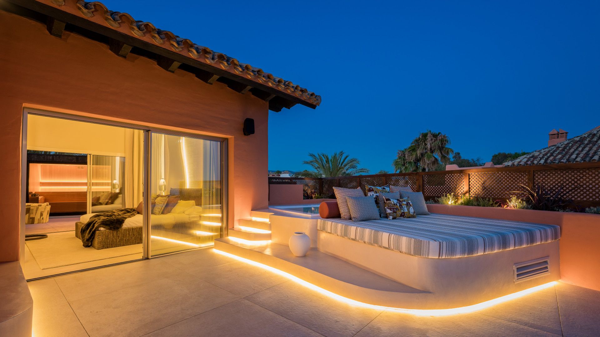 Exquisite four-bedroom, frontline beach duplex penthouse in La Morera, Reserva de Los Monteros