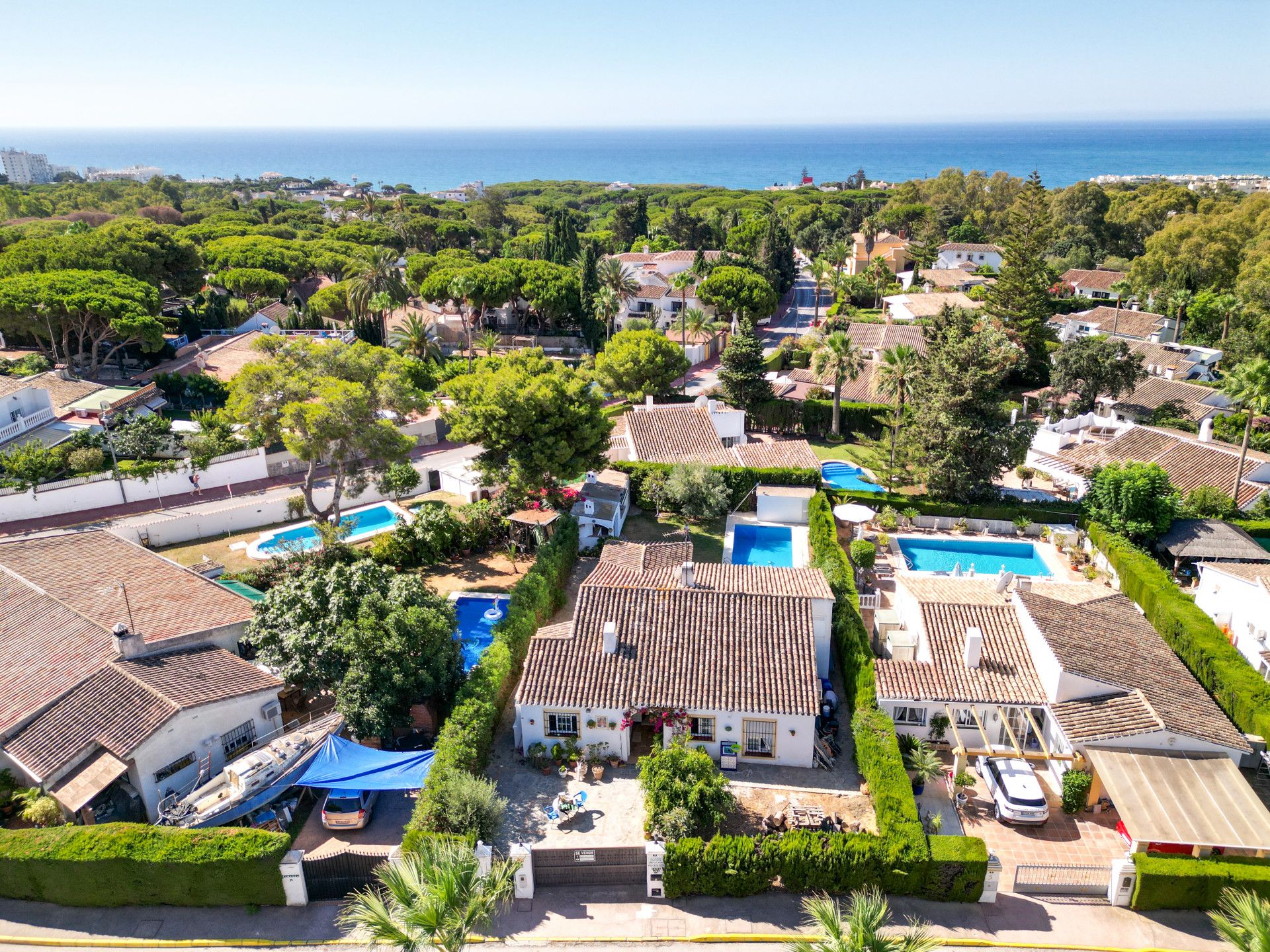 Amazing opportunity; a four-bedroom detached villa in a residential area of Calahonda, Mijas Costa