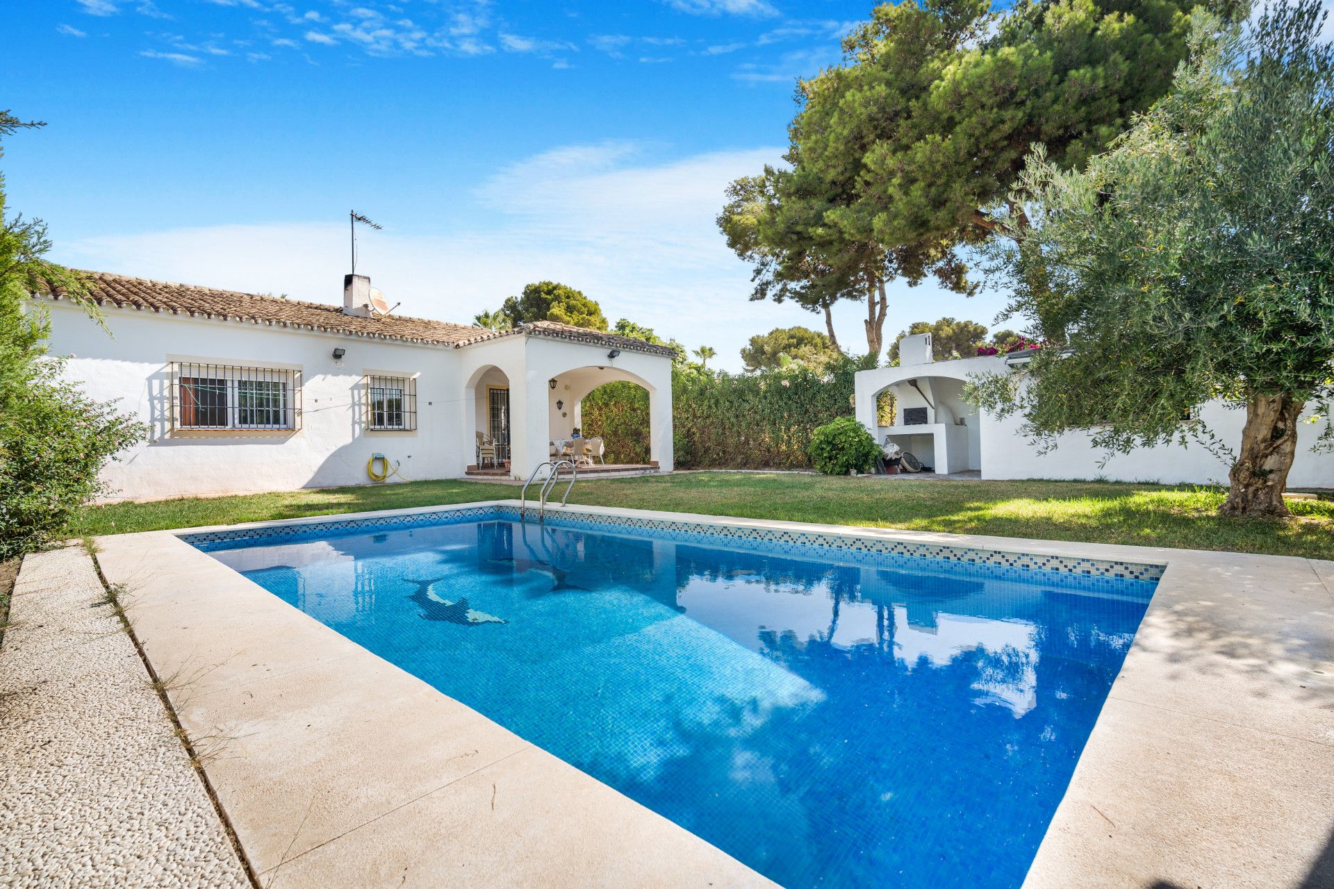 Amazing opportunity; a four-bedroom detached villa in a residential area of Calahonda, Mijas Costa