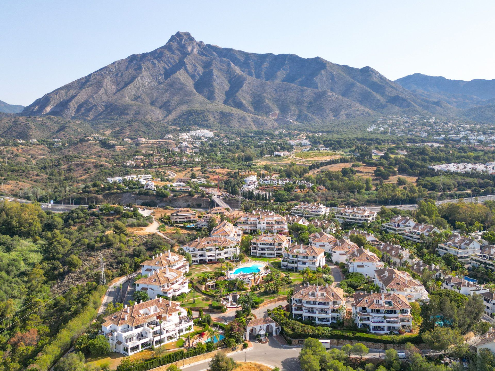 Exclusivo apartamento de tres dormitorios en planta baja en la pretigiosa comunidad cerrada, Monte Paraíso, en la Milla de Oro de Marbella