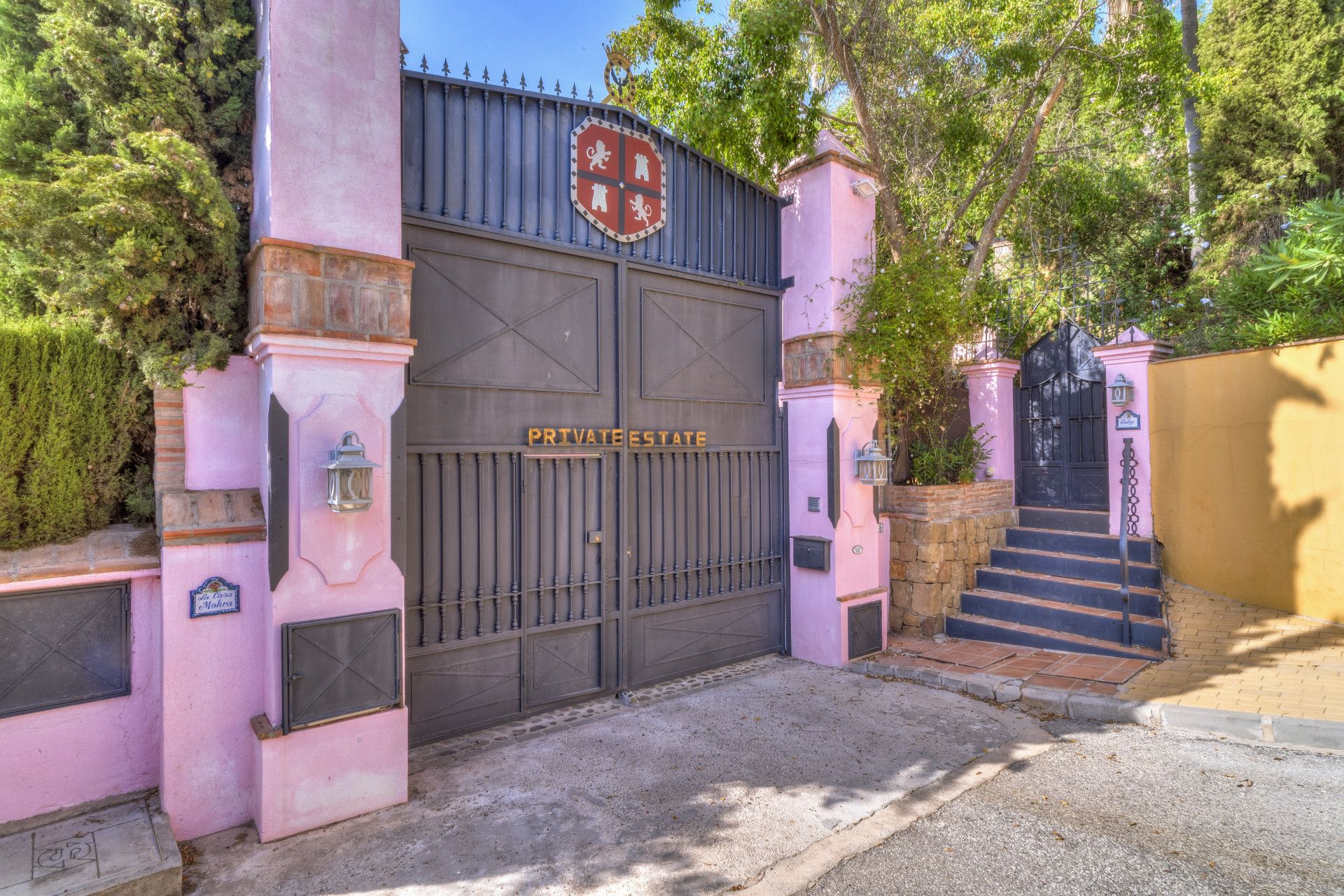 Encantadora villa de estilo andaluz de cinco dormitorios en la comunidad cerrada Puerto de Los Almendros, Benahavis con apartamento de invitados