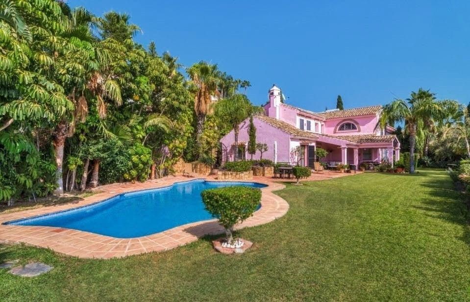 Encantadora villa de estilo andaluz de cinco dormitorios en la comunidad cerrada Puerto de Los Almendros, Benahavis con apartamento de invitados