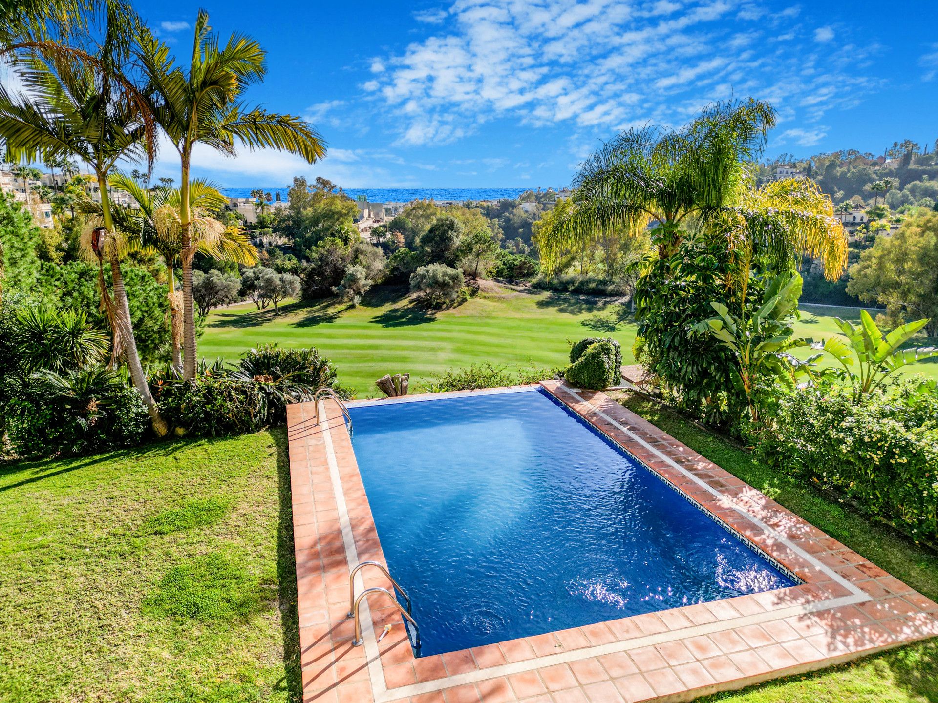 Fantástica villa de cinco dormitorios con orientación sur en La Quinta, Benahavis con vistas al mar y al golf