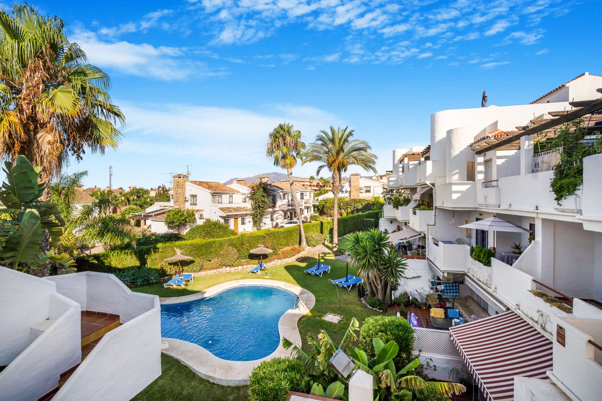 Encantador, dos dormitorios con orientación sur este ático en la comunidad cerrada Bel Air Gardens, Estepona con vistas al mar