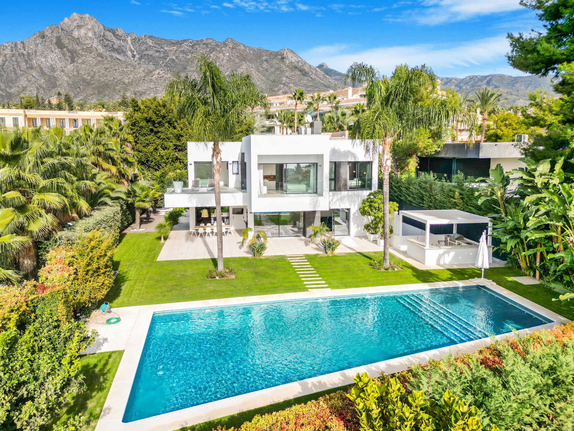 Increíble villa de cinco dormitorios con orientación sur en una tranquila zona residencial de Rocio Nagueles, Marbella