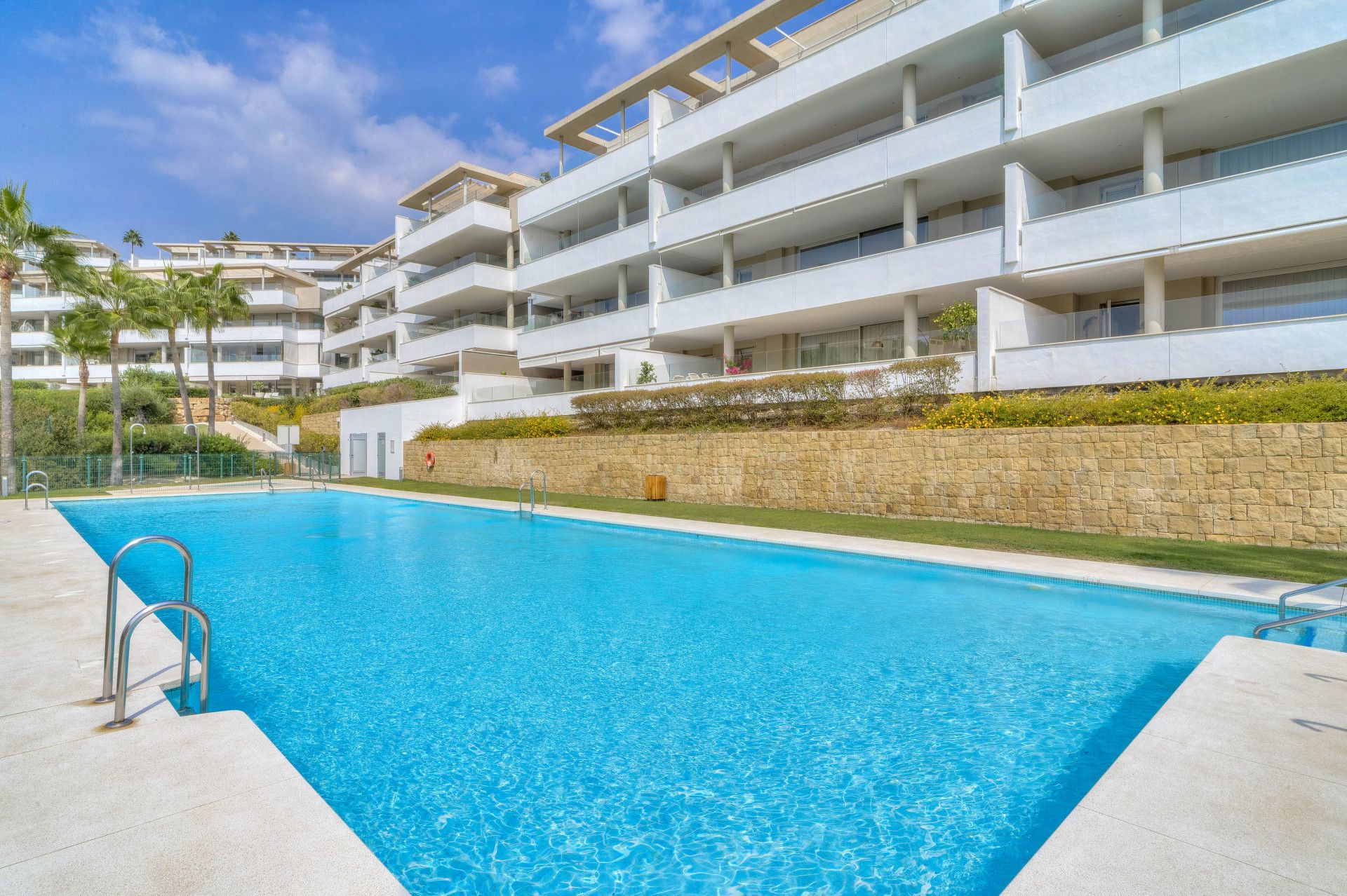 Contemporáneo apartamento con orientación suroeste en La Reserva de Alcuzcuz, Benahavis.