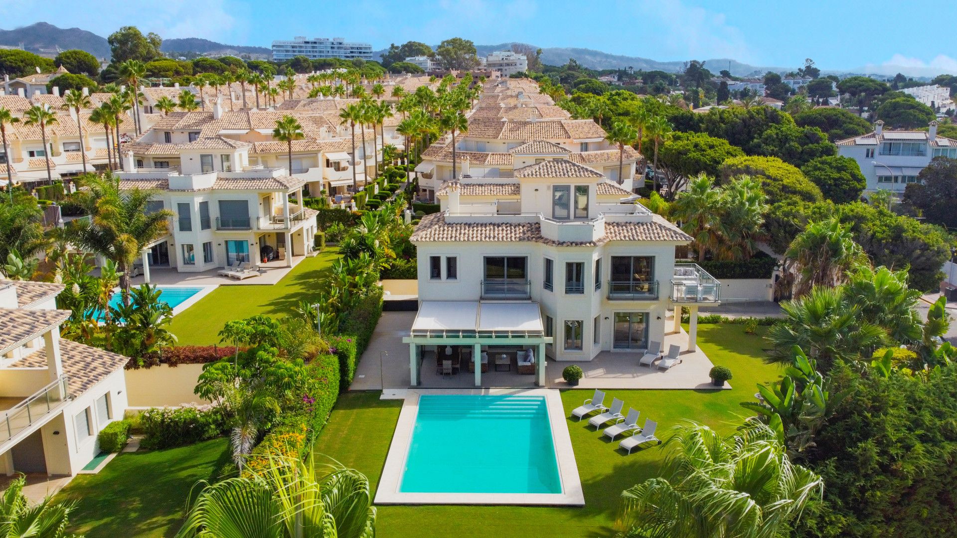 Inmaculada villa frente a la playa de cinco dormitorios situada en El Rosario, Marbella Este con increíbles vistas al mar