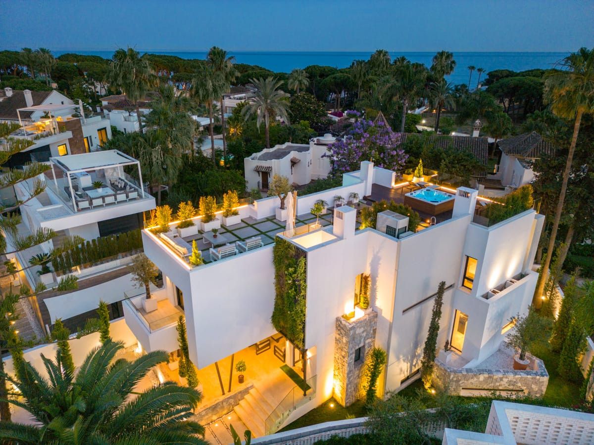 Incredible five bedroom villa located in a well established beachside urbanisation Casablanca, on Marbella´s Golden Mile