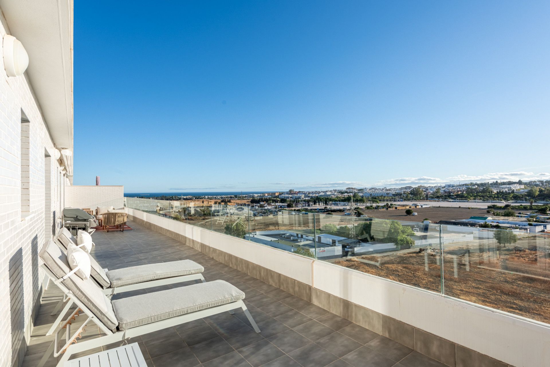 Modern 2-bedroom Penthouse with Sea and Mountain Views in Nueva Andalucia