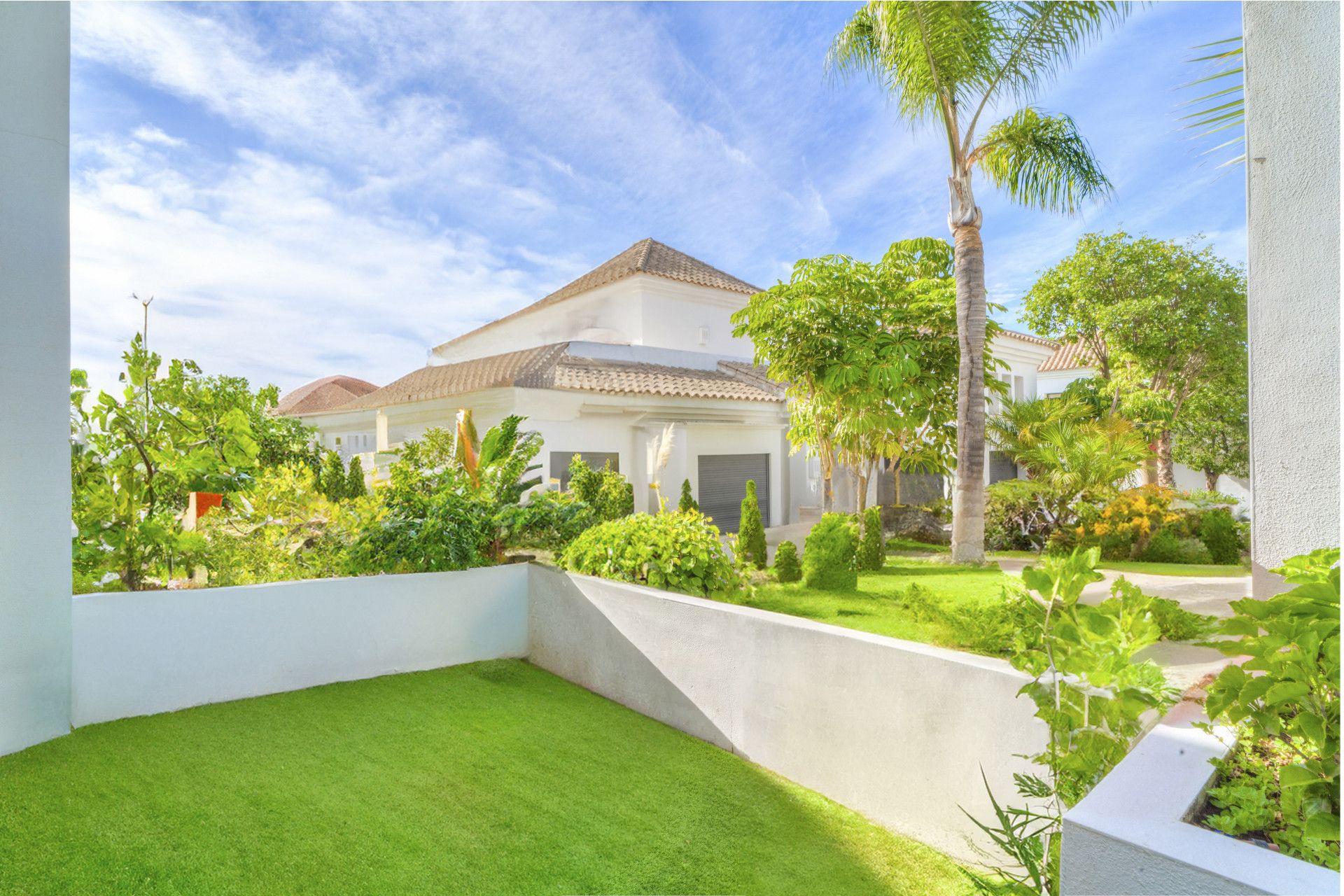 Magnífica villa de cinco dormitorios, orientada al sur, situada en la prestigiosa Villa Las Lomas de Magna Marbella con vistas al mar