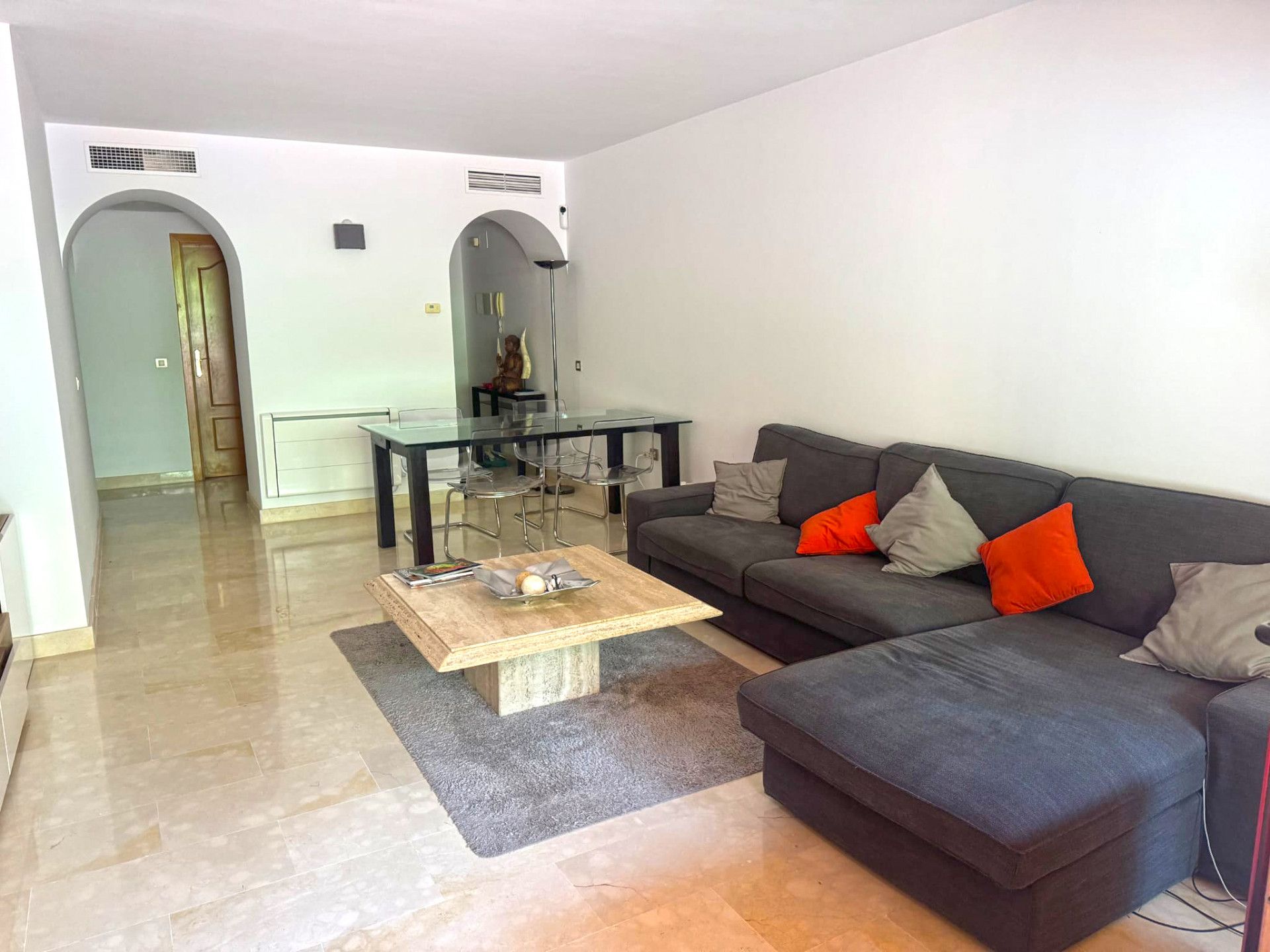 Lovely two bedroom, south west facing ground floor apartment in the gated community Jardines de Albaicín, Benahavis