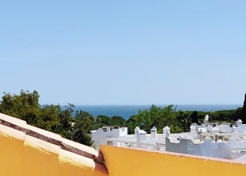 Ático de dos dormitorios situado en una ubicación privilegiada de la Milla de Oro, Marbella con vistas al mar