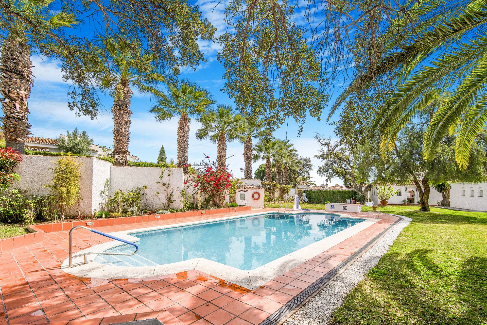 Maravillosa villa de cuatro dormitorios situada dentro de una pequeña comunidad cerrada de Calahonda, Mijas Costa con apartamento de invitados