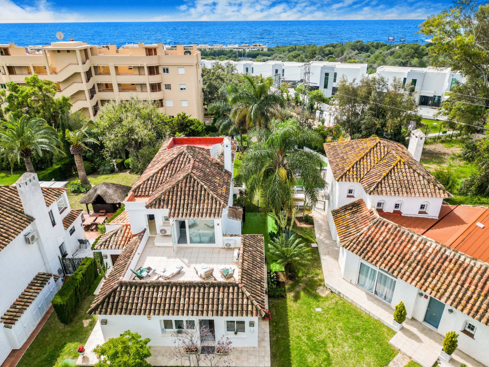 Wonderful four-bedroom villa located within a small gated community of Calahonda, Mijas Costa with guest apartment