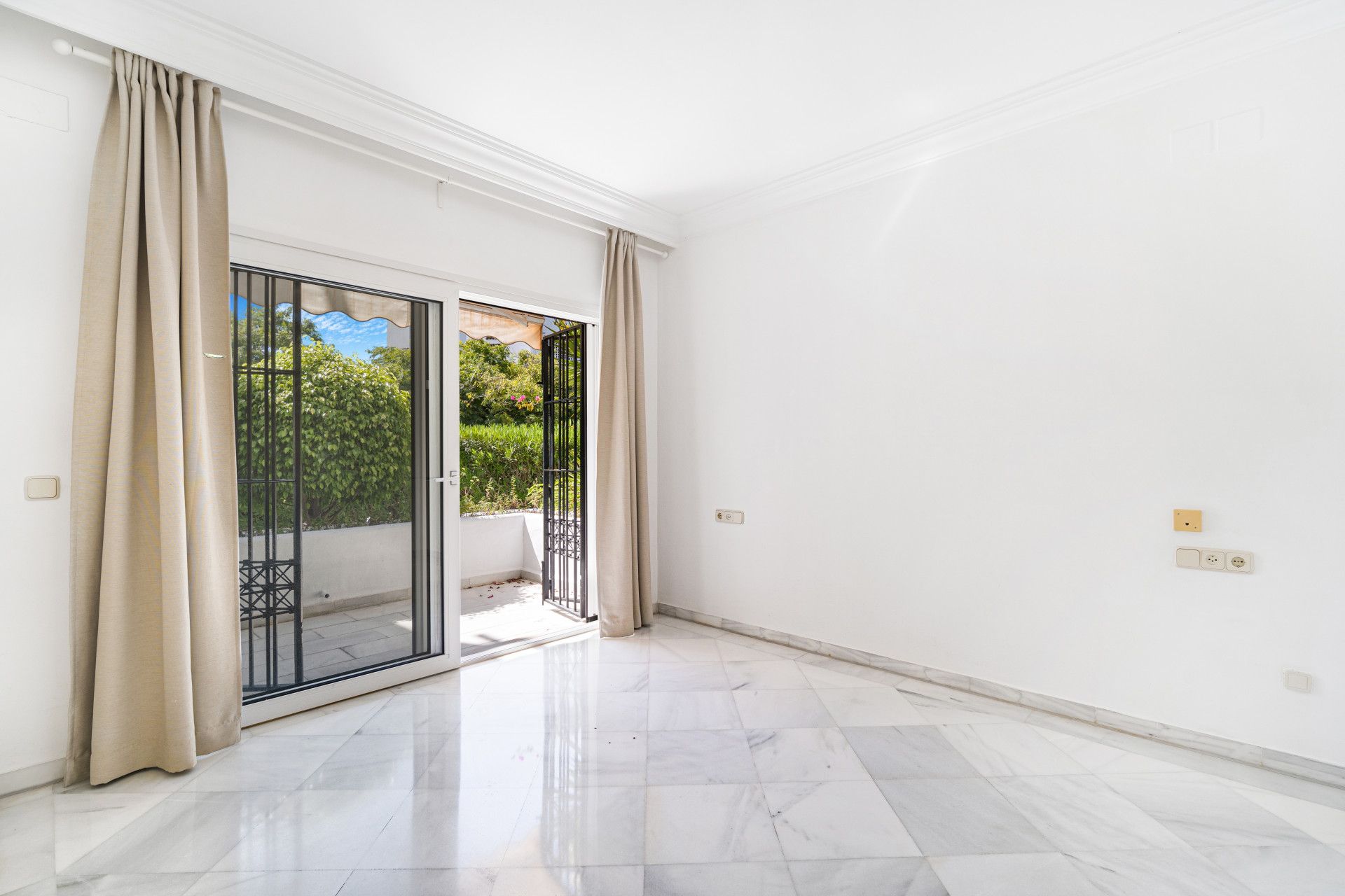 Wonderful three bedroom, south facing, ground floor apartment in Alhambra del Mar, on Marbella´s prestigious Golden Mile