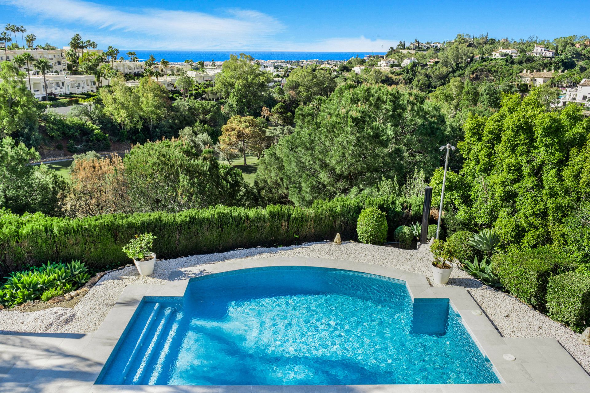 Inmaculada villa con orientación sur en La Quinta, Benahavis, con impresionantes vistas al mar