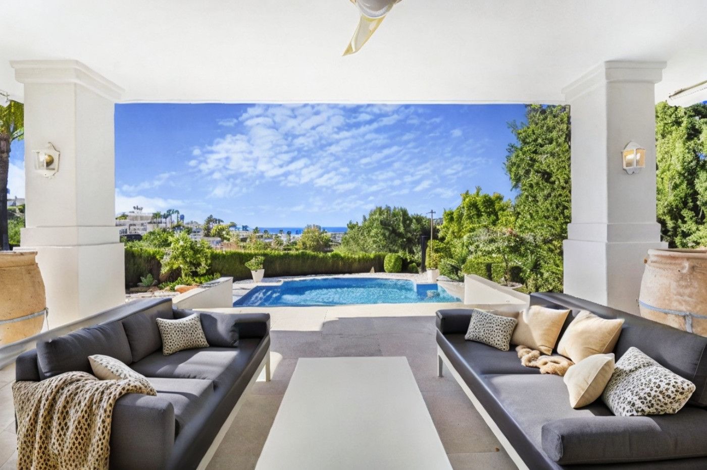 Inmaculada villa con orientación sur en La Quinta, Benahavis, con impresionantes vistas al mar