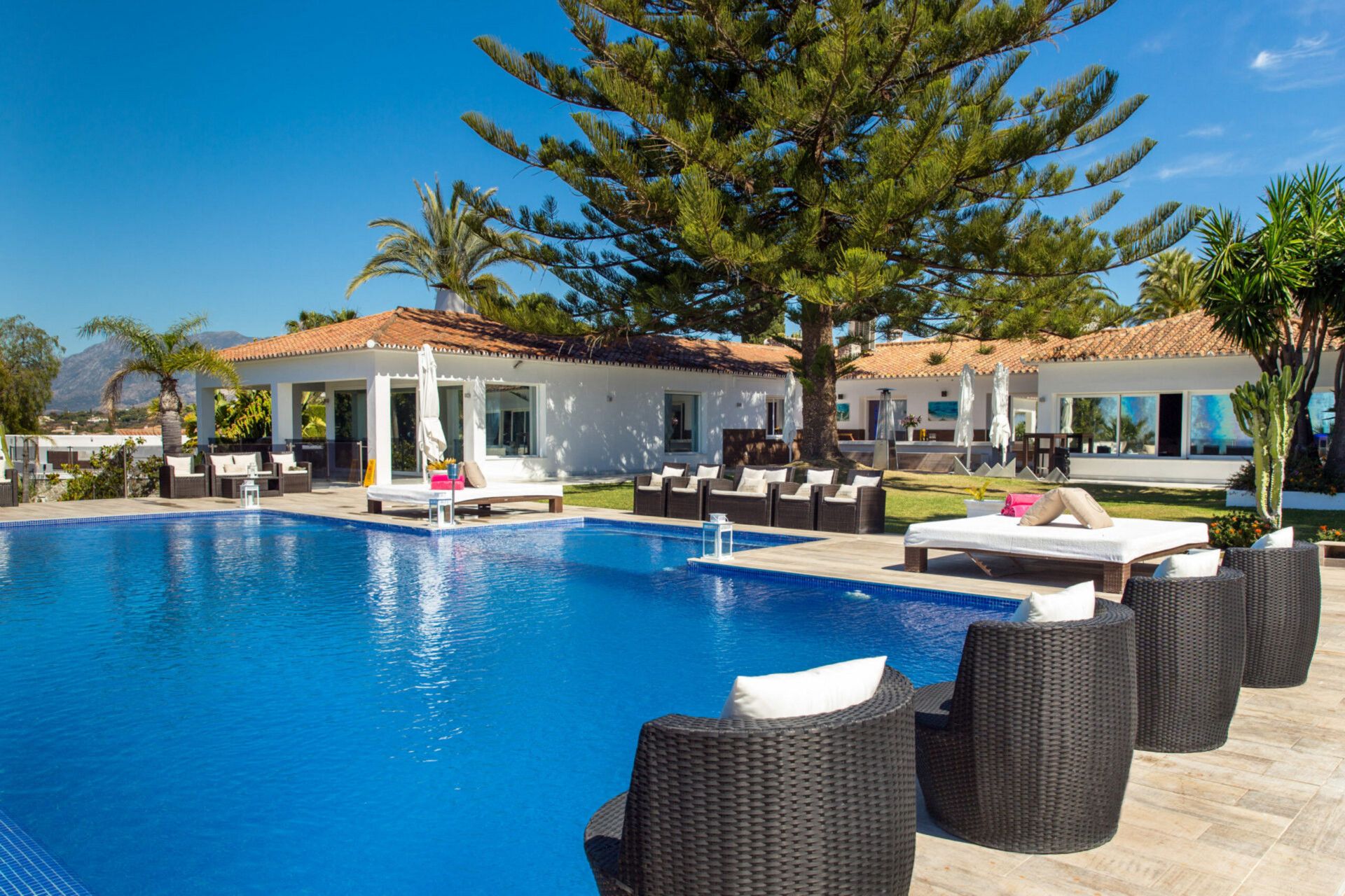 Maravillosa villa de ocho dormitorios con orientación este construida en una parcela de 3000m2 con impresionantes vistas panorámicas a través del Mar Mediterráneo