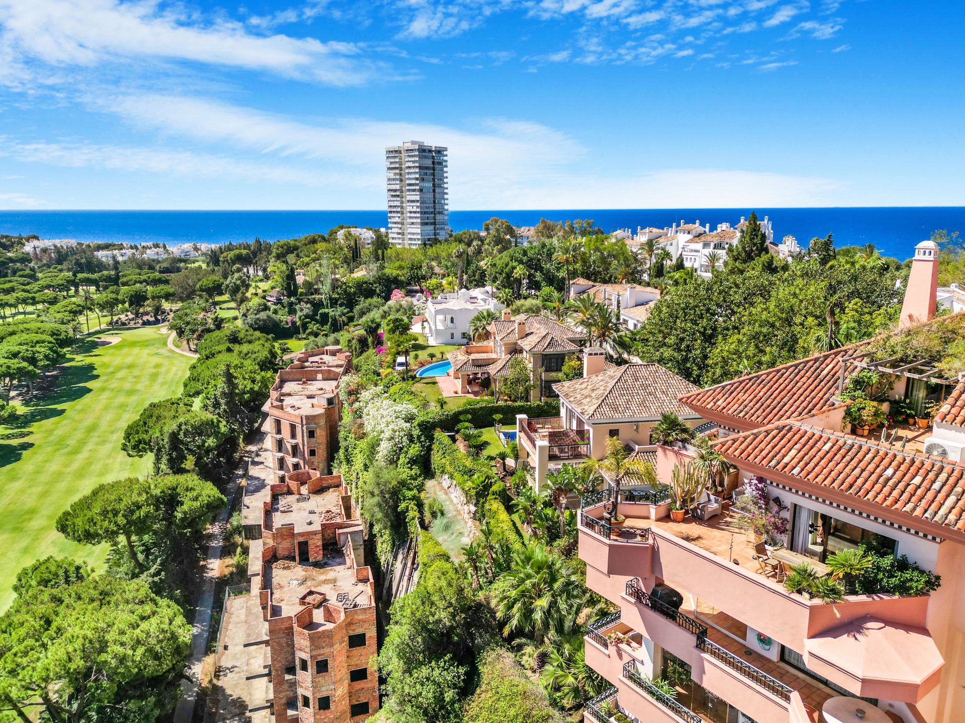 Impressive four-bedroom duplex penthouse in Vista Golf, Rio Real; with panoramic sea views