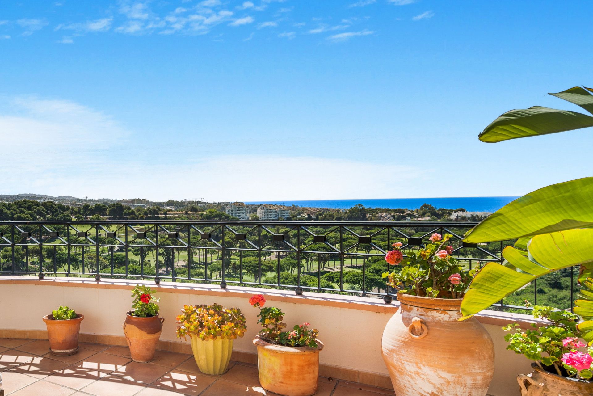 Impresionante ático duplex de cuatro dormitorios en Vista Golf, Rio Real; con vistas panorámicas al mar