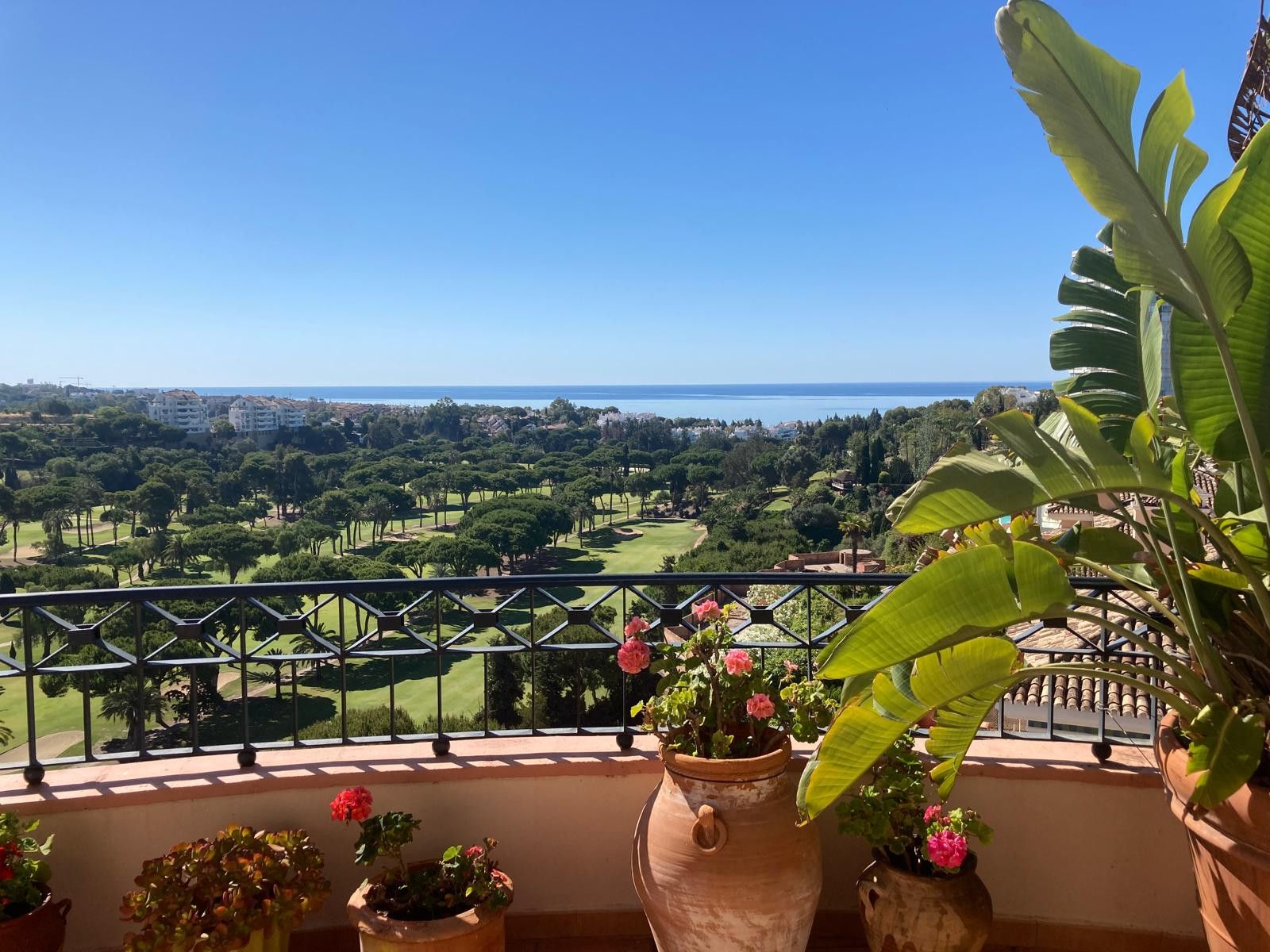 Impresionante ático duplex de cuatro dormitorios en Vista Golf, Rio Real; con vistas panorámicas al mar