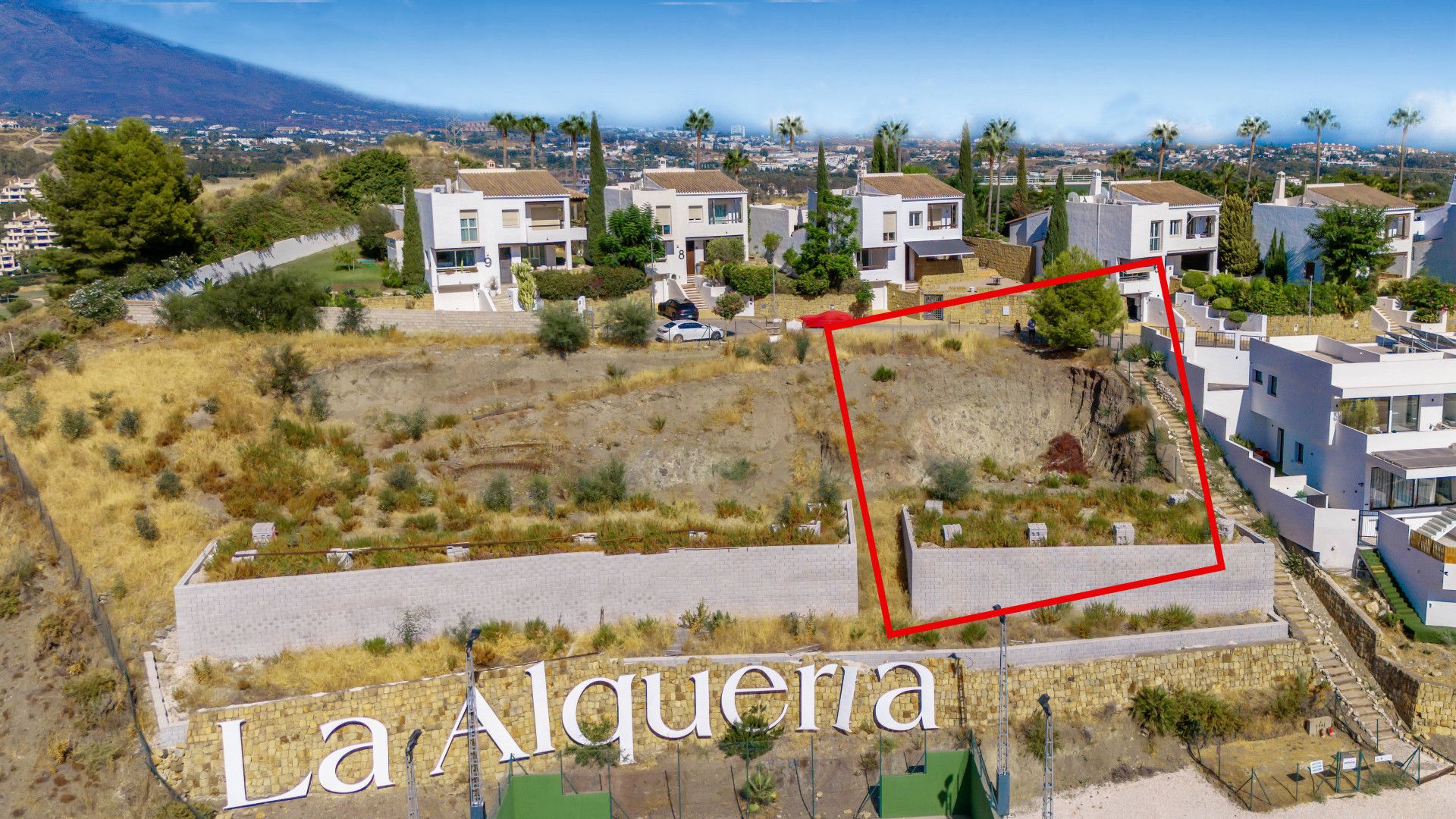 Parcela residencial en venta en una comunidad cerrada de La Alqueria, Benahavis