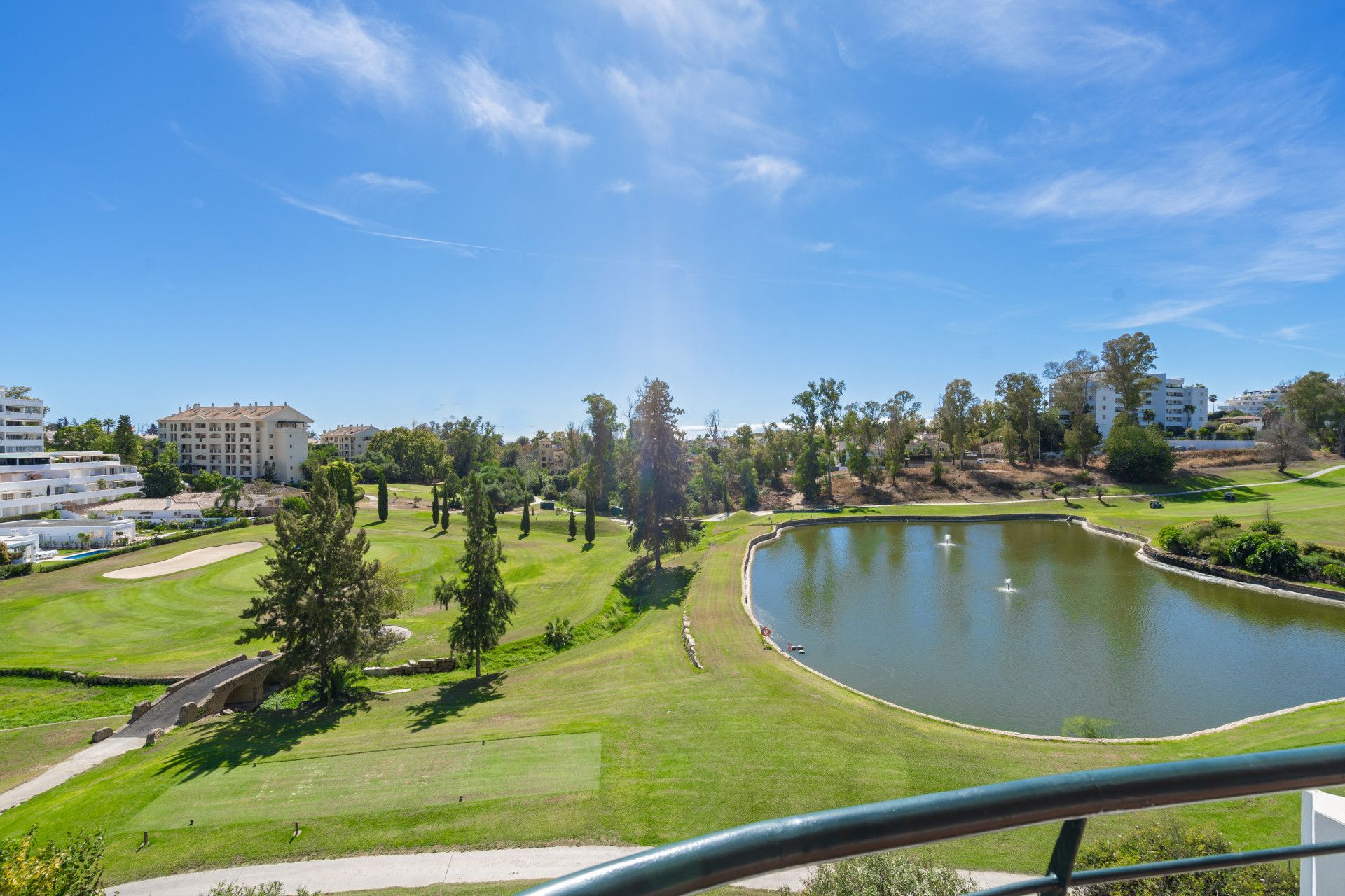 Wonderful  three bedroom apartment with southeast orientation in the gated complex of Campos de Guadalmina