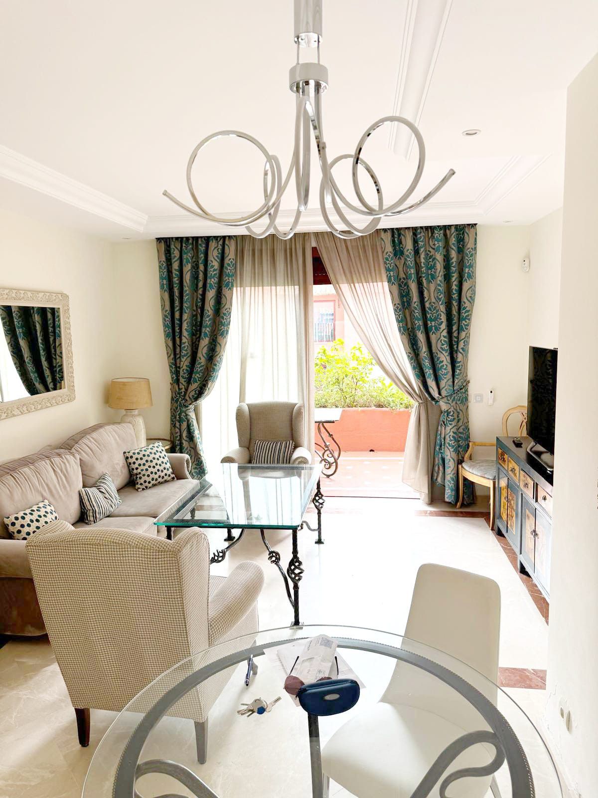 Maravilloso apartamento de tres dormitorios situado en la hermosa comunidad Jardines de Don Carlos en Elviria, Marbella.