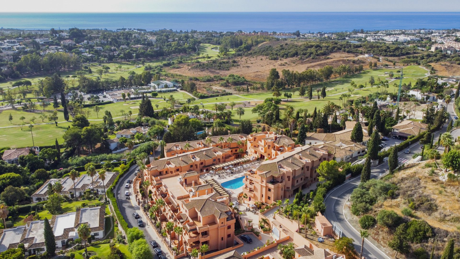 Apartamento reformado en planta baja de dos dormitorios situado en Urbanisation Royal Marbella Golf Resort, Benahavis