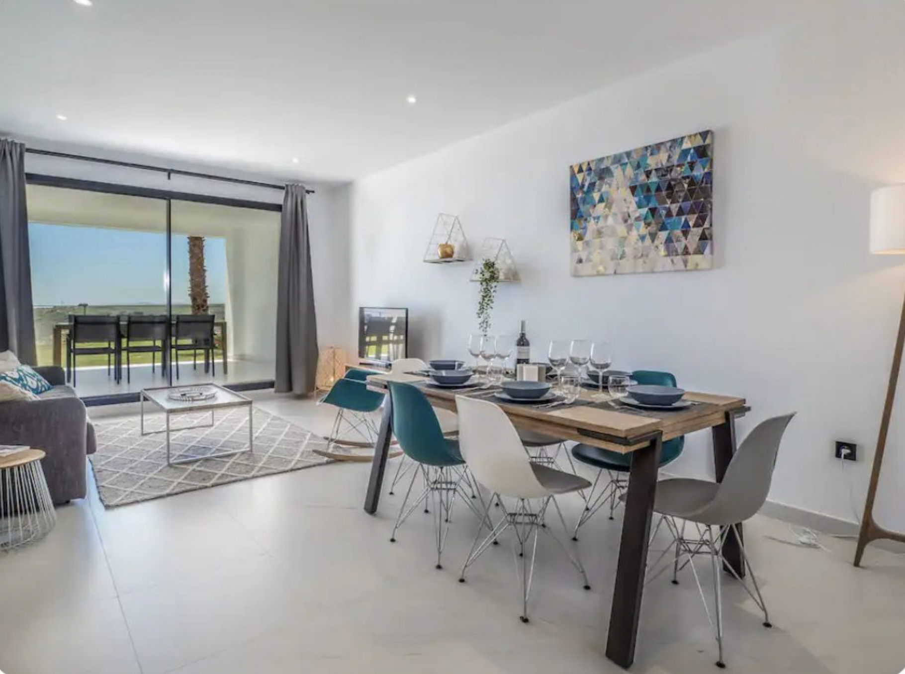 Apartamento de lujo en planta baja con jardín privado y vistas al mar