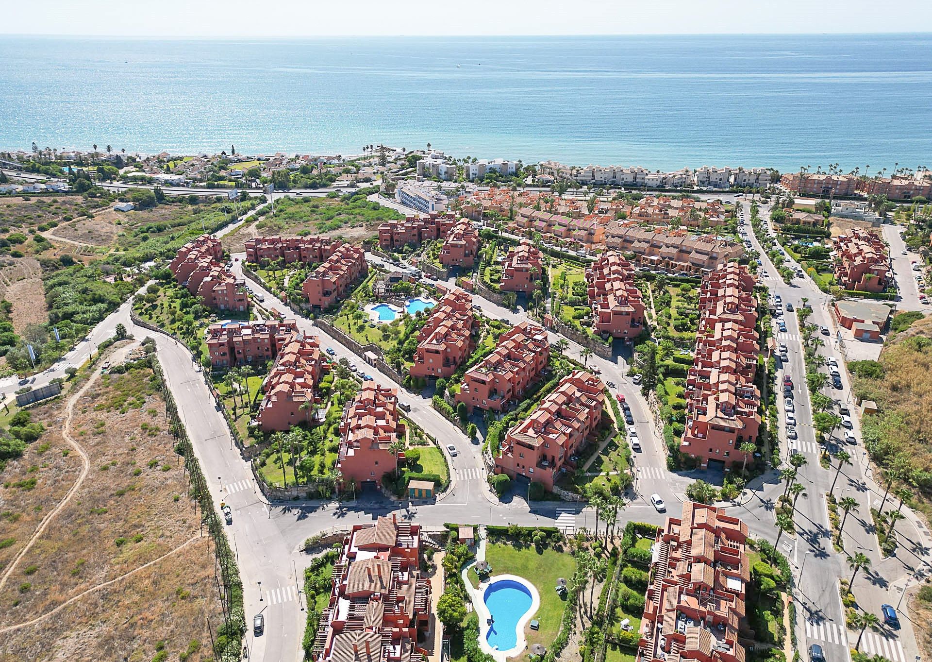 ÁTICO DÚPLEX  DE 3 DORMITORIOS CON GRANDES TERRAZAS Y VISTAS PANORAMICAS EN LA ZONA BUENAS NOCHES, ESTEPONA.