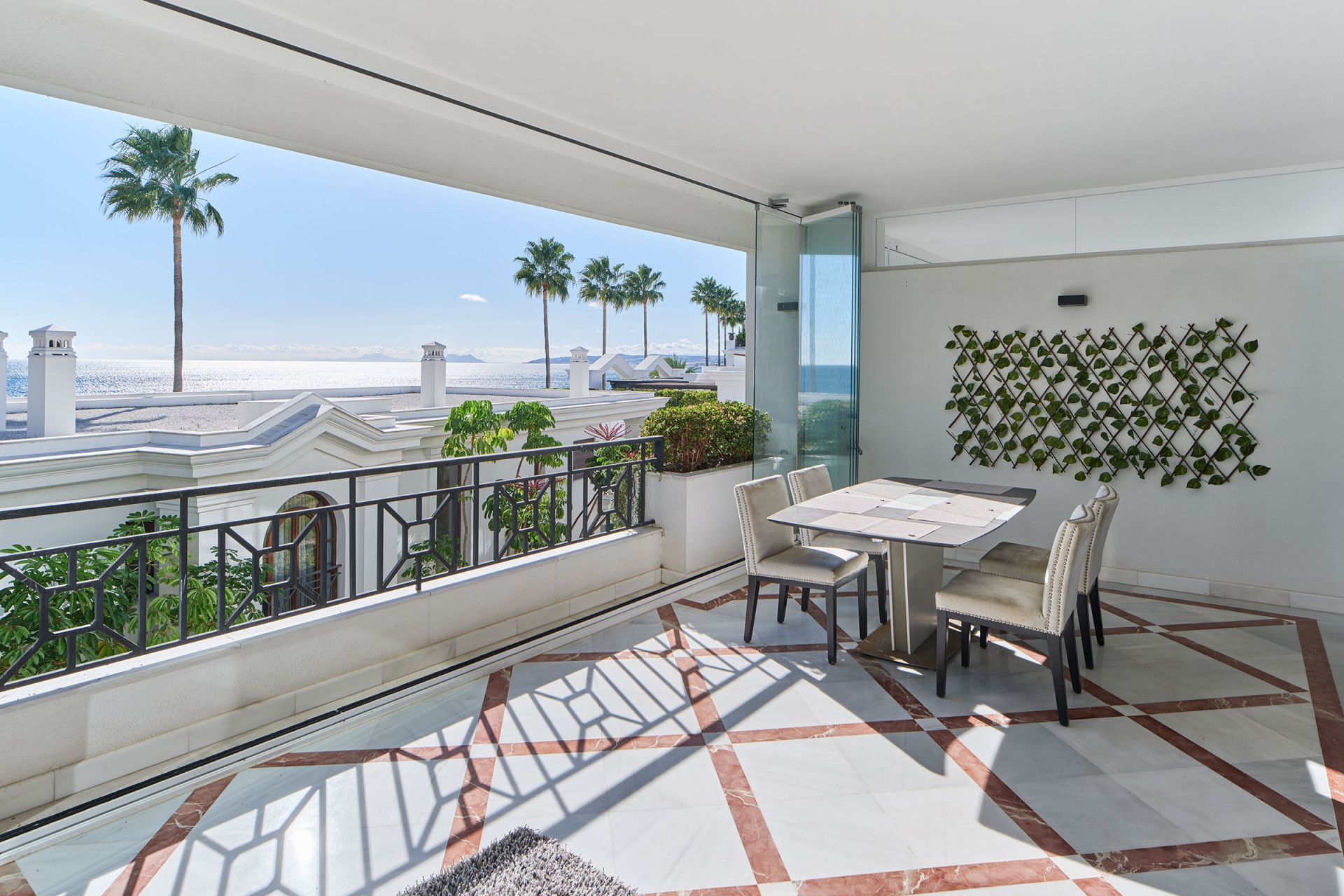 Apartamento de lujo frente al mar en Doncella Beach, Estepona